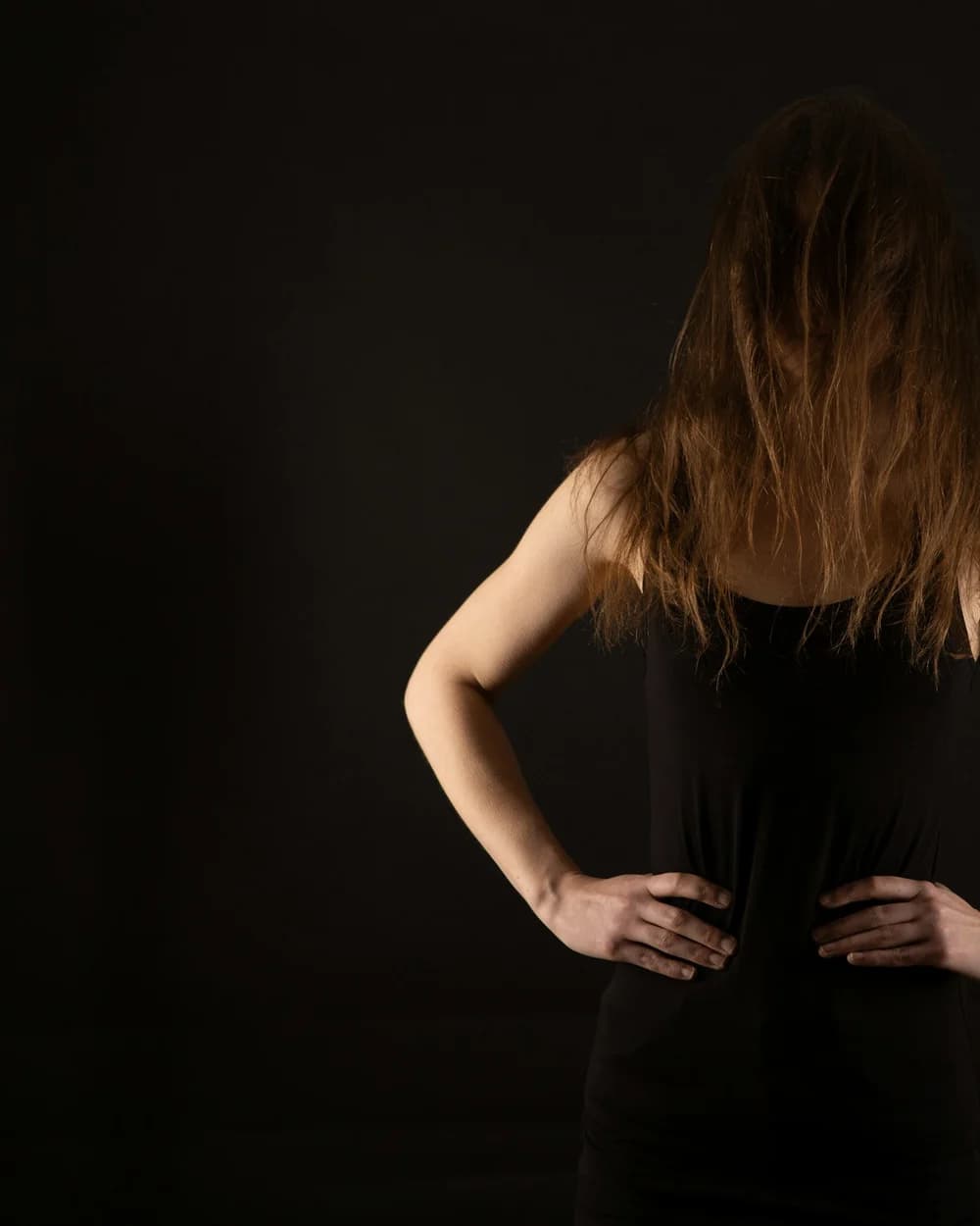 Mulher sentada vestindo conjunto RENNA borgonha